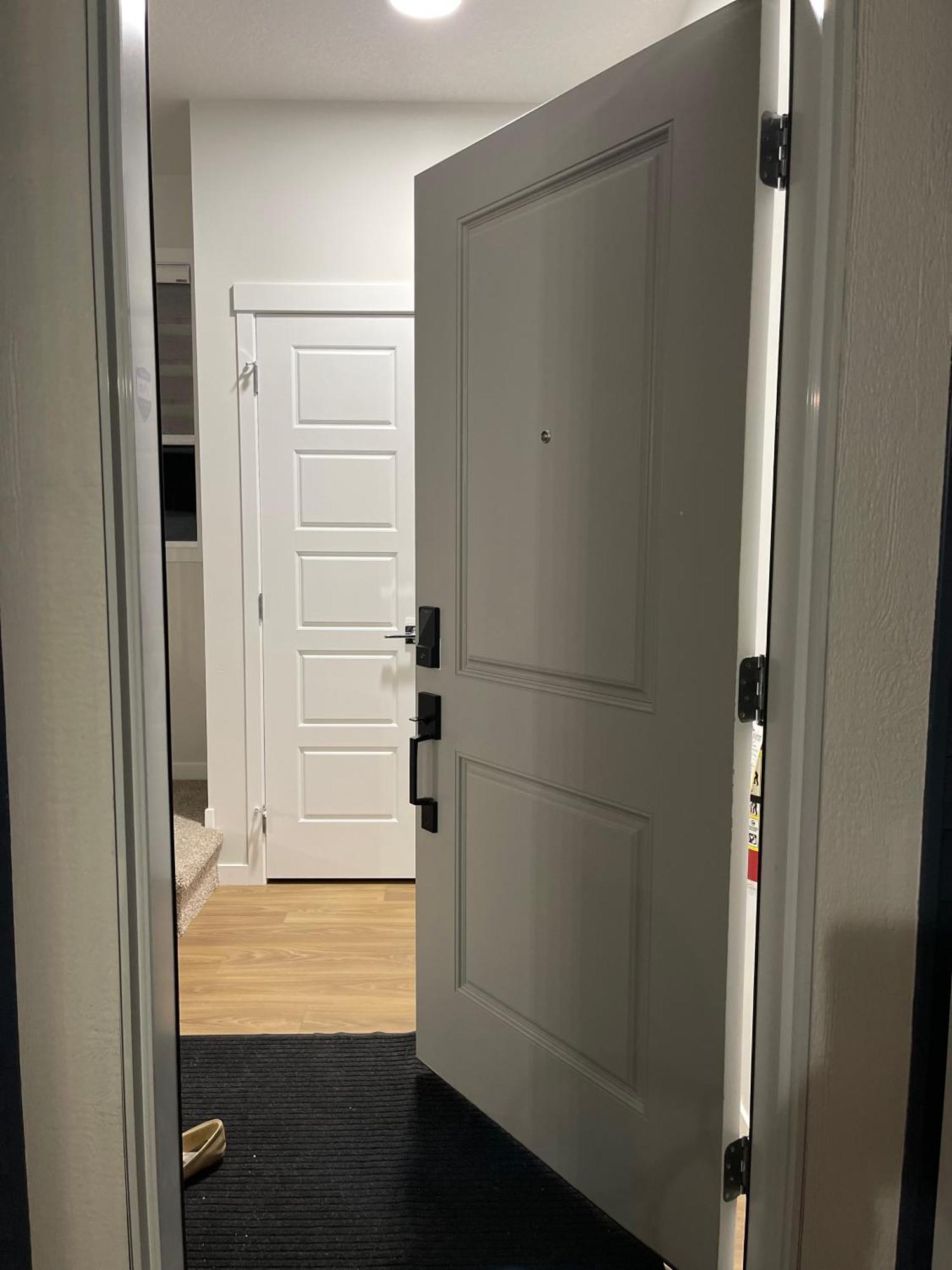 3 Bedroom Luxury House Near International Airport Nw!!! * Calgary