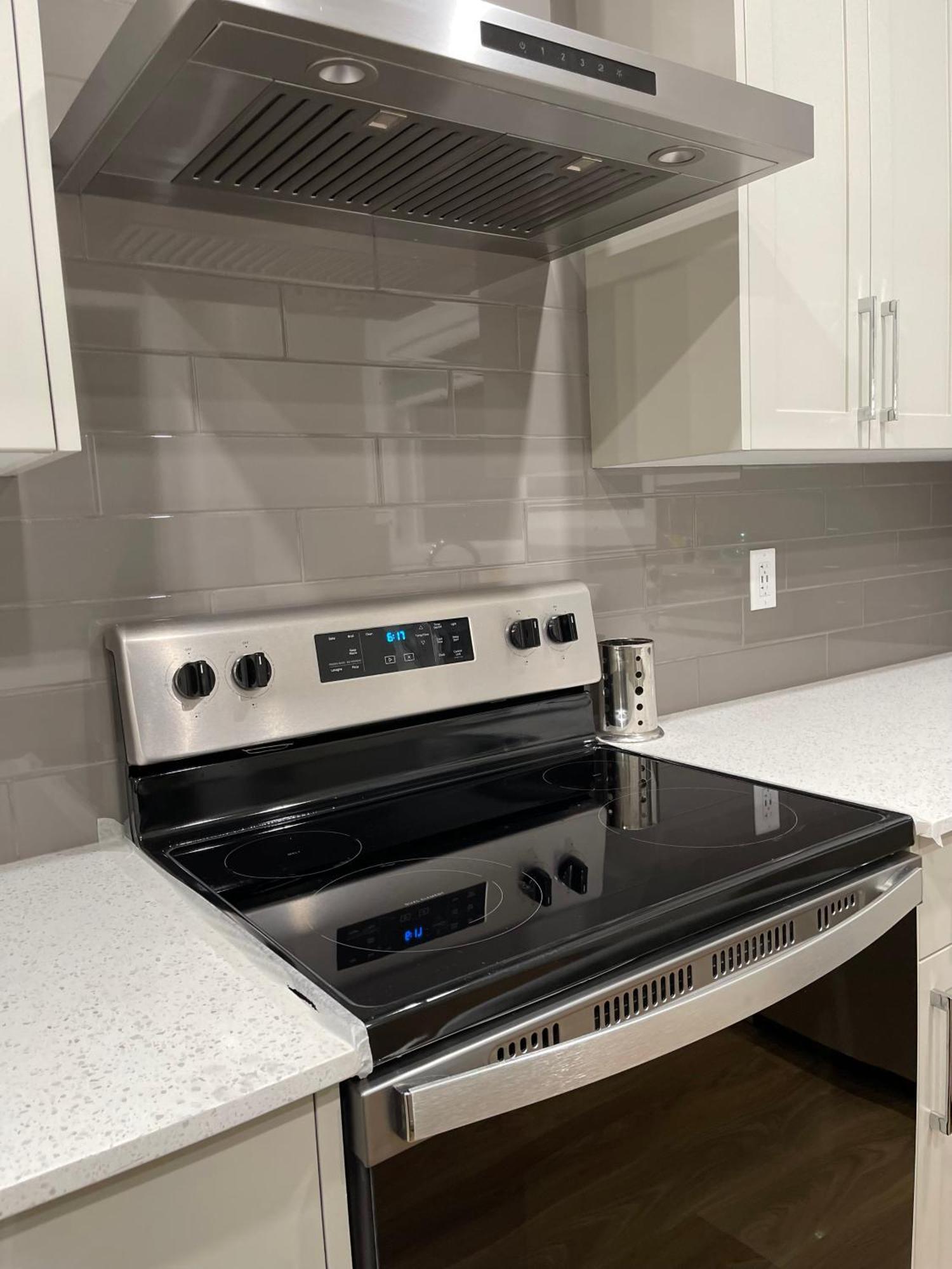 Apartment 3 Bedroom Luxury House Near International Airport Nw!!!