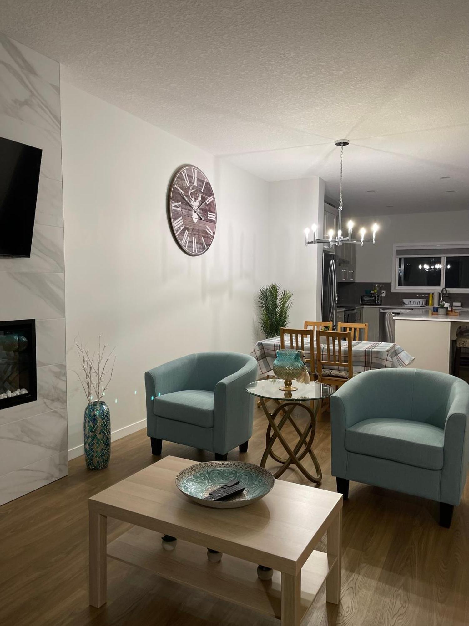3 Bedroom Luxury House Near International Airport Nw!!! Calgary