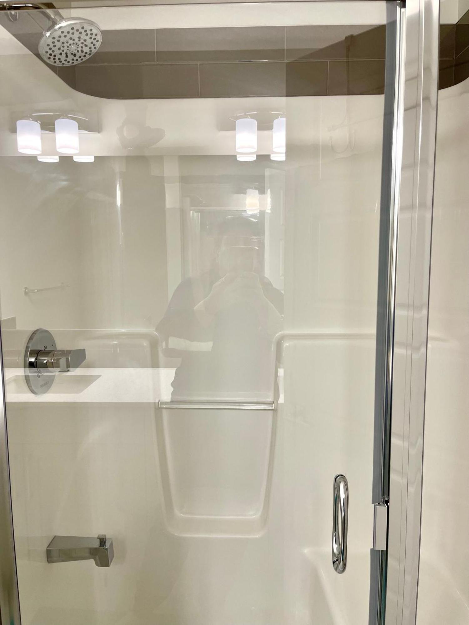 Apartment 3 Bedroom Luxury House Near International Airport Nw!!!