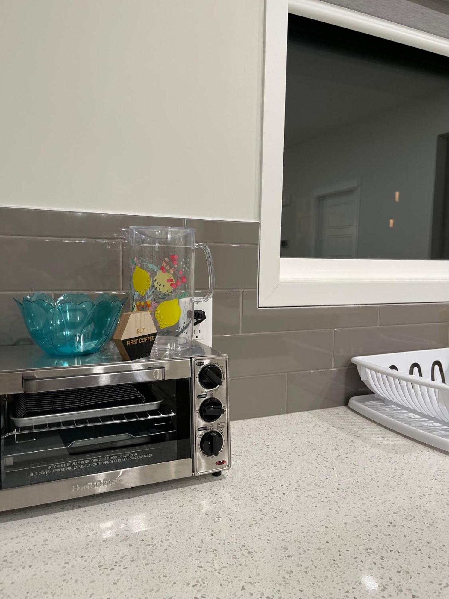 Apartment 3 Bedroom Luxury House Near International Airport Nw!!! Calgary