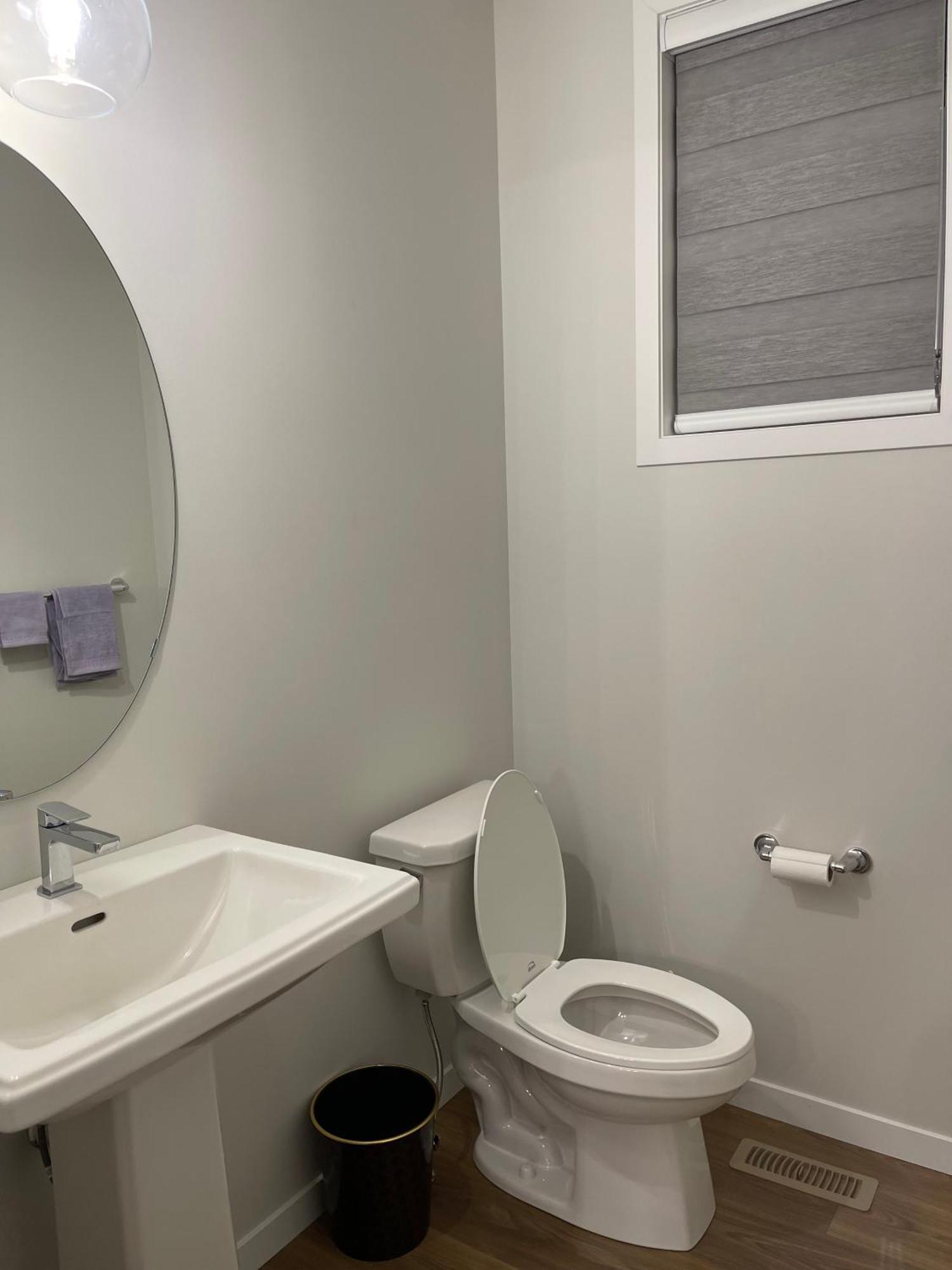 3 Bedroom Luxury House Near International Airport Nw!!! Calgary